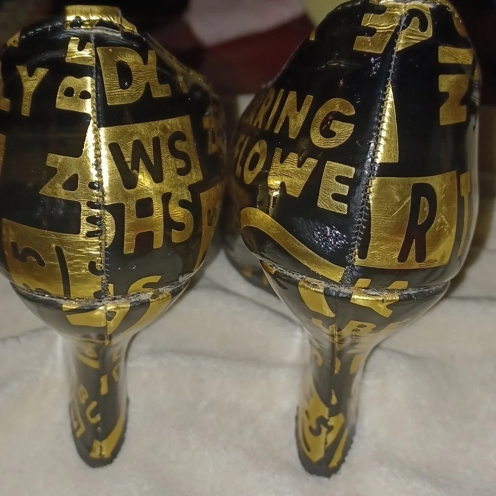Prima de Amore Wedges, black & gold, printed, patent leather look, sz 7